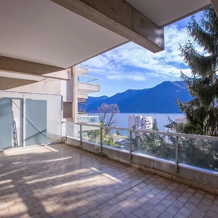 Majestic Lake View Apartment *